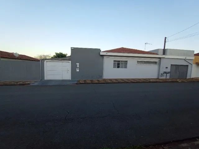 Casa no Centro de Pirassununga-SP, 3 quartos, 2 banheiros, 2 garagens