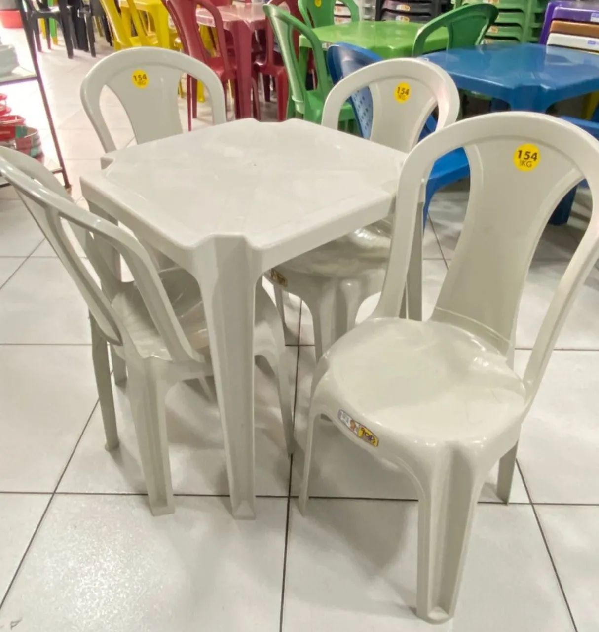 Conjuntos de mesas plásticas - Kits com 4 cadeiras 