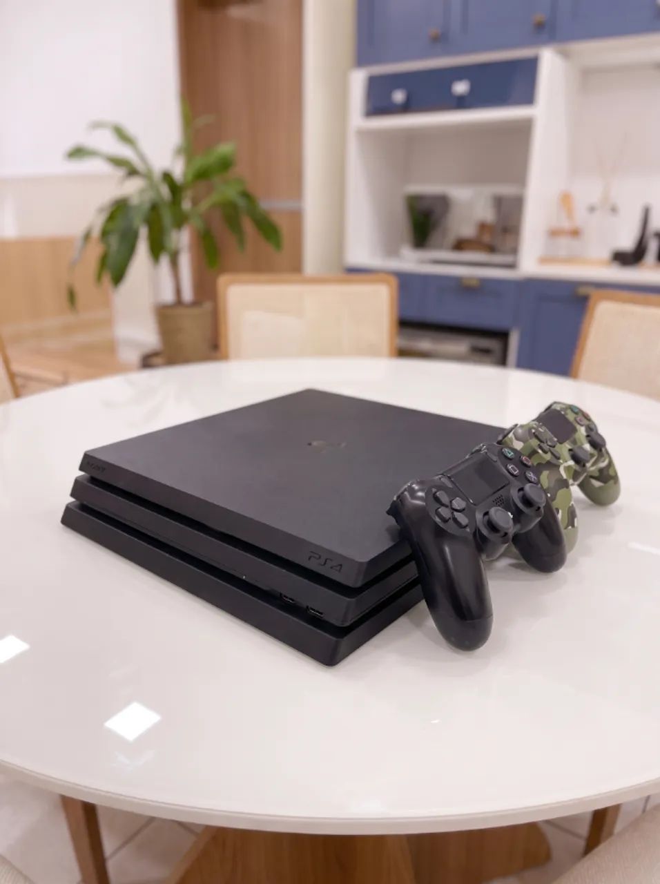 PS4 PRO - 1TB + 2 CONTROLES - Foto 3