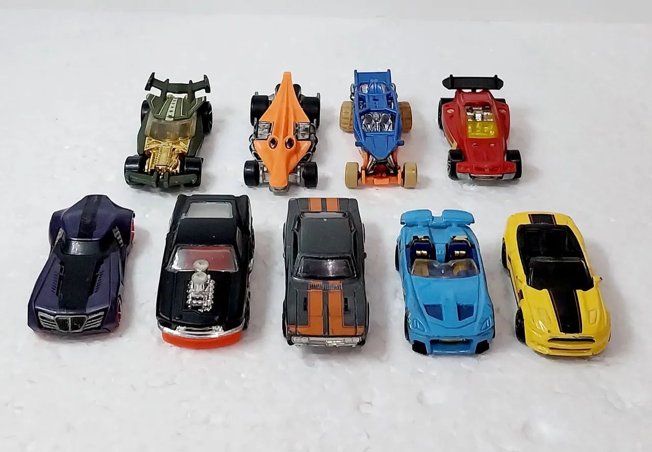 9 miniaturas HotWheels.  Brinquedos 