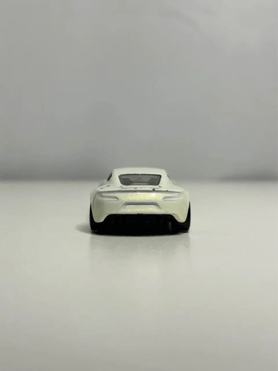 Hot Wheels Aston Martin One-77 - Branco Perolado - Loose (2012) - Foto 5