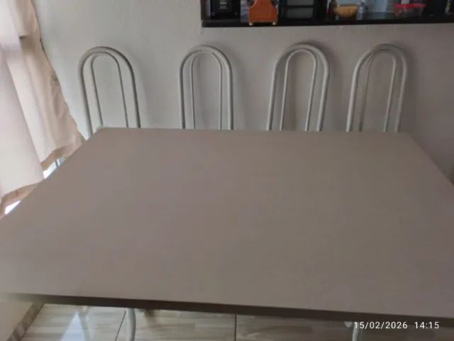 MESA COM 04 CADEIRAS