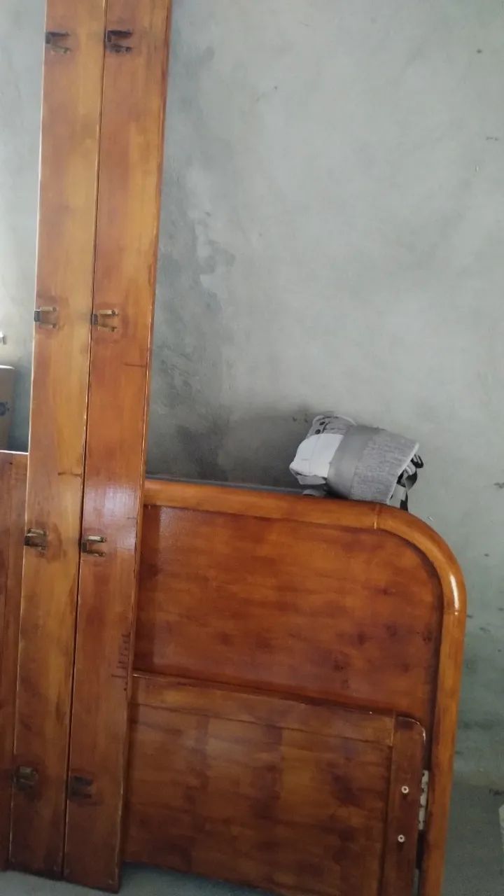 Cama de solteiro de madeira 
