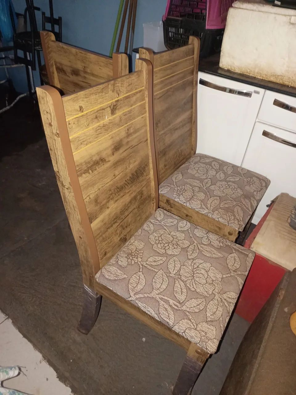 Vendo mesa de madeira MDF com 6 cadeiras  na cor marrom assento estofado em ótimo estado.