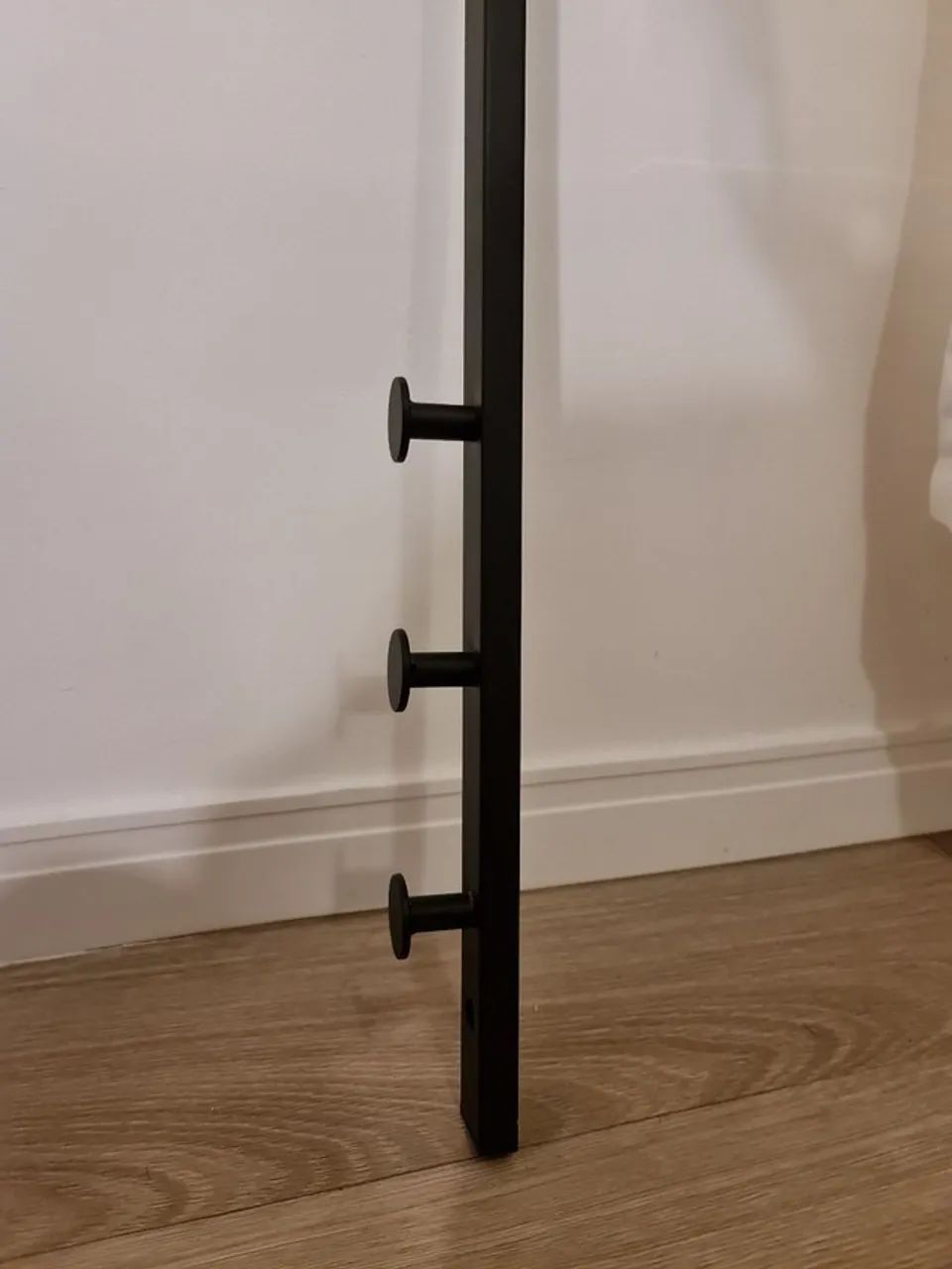 Cabide Suspenso de Parede Preto - Oikos. - Foto 3