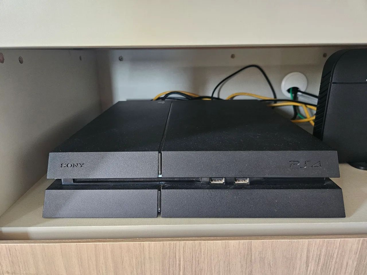 PlayStation 4  com 2 manetes, azul e preta.