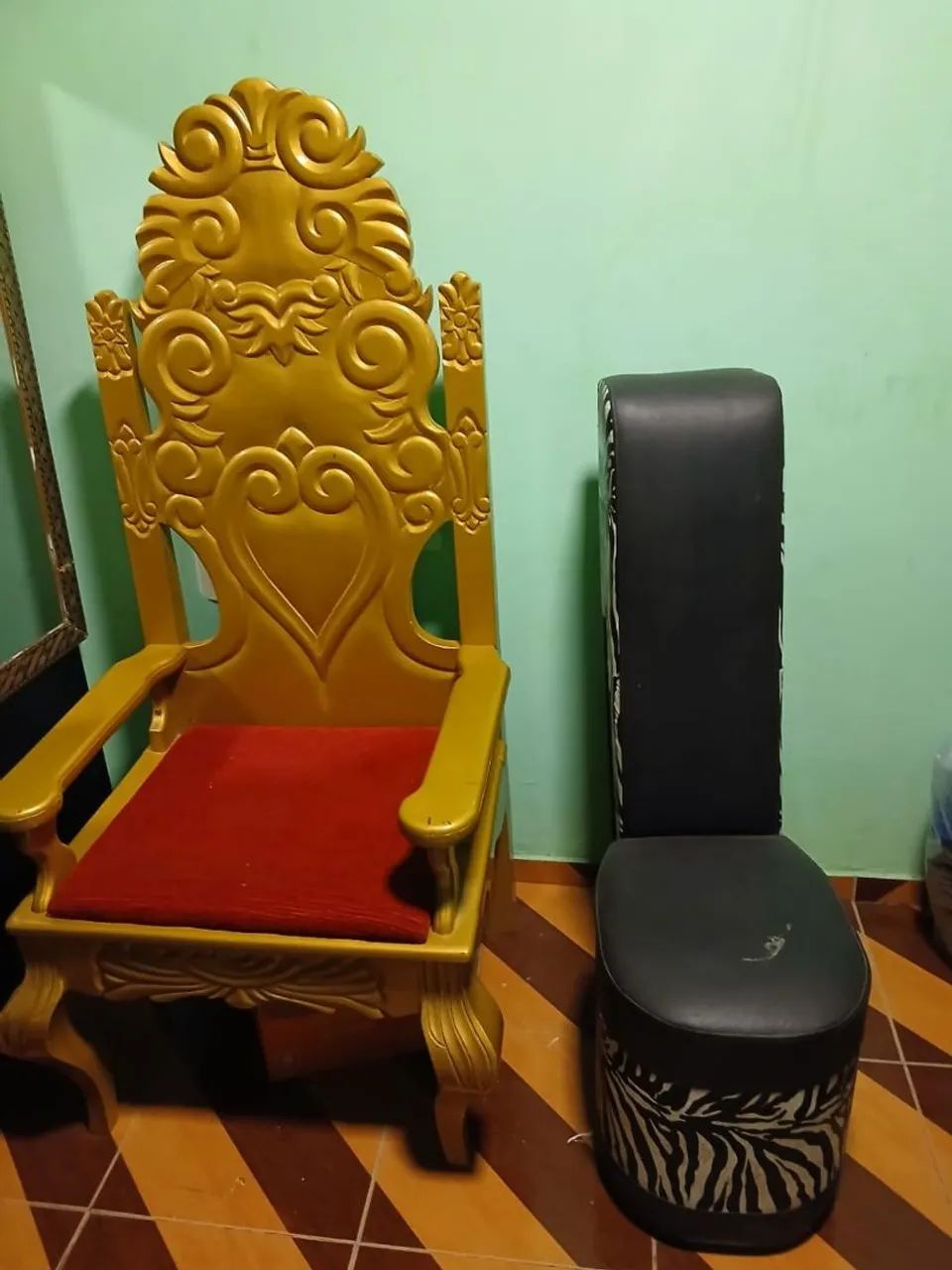 Cadeira Trono Dourada + Puff Tamanco - Foto 3