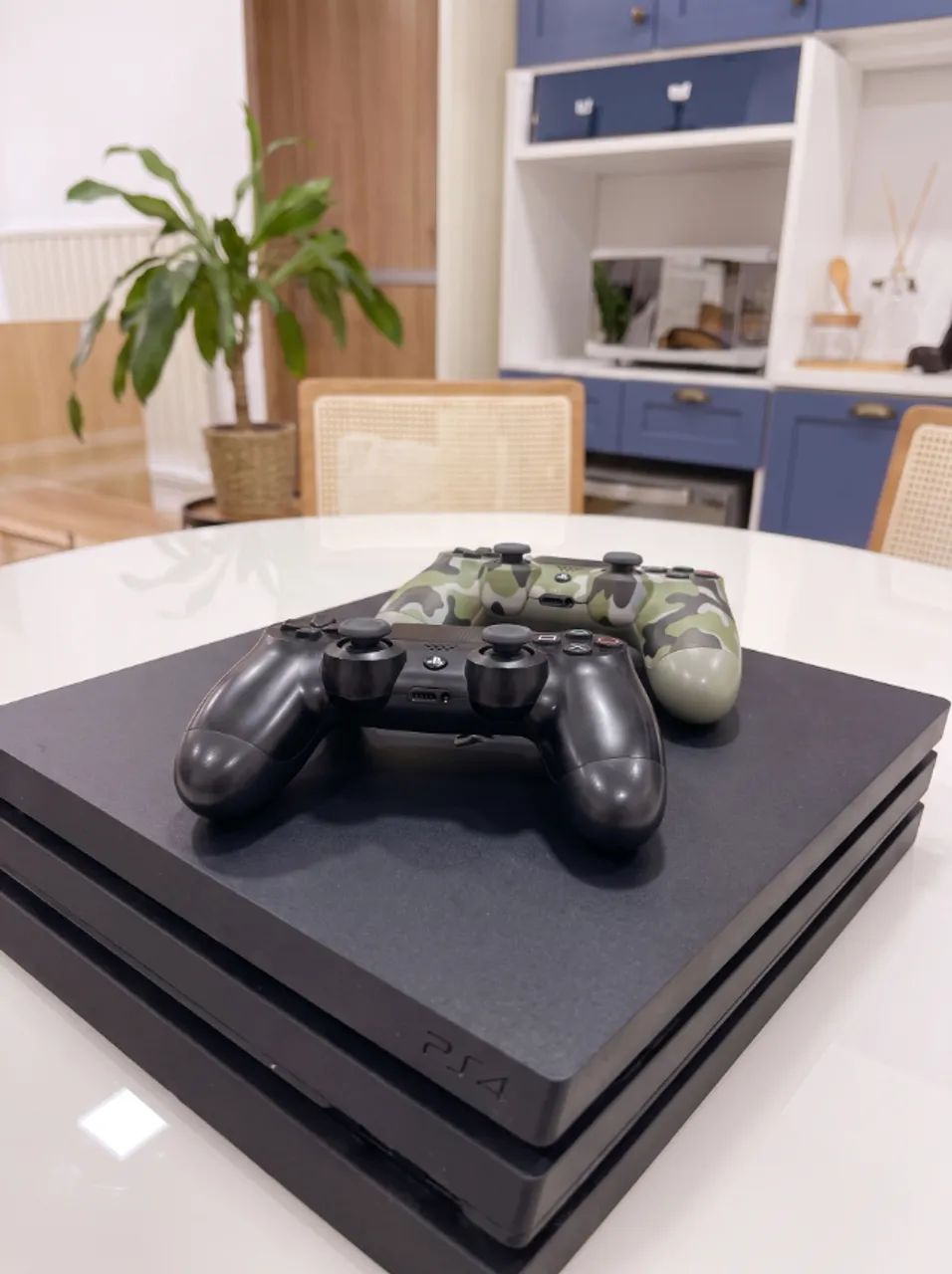 PS4 PRO - 1TB + 2 CONTROLES - Foto 2