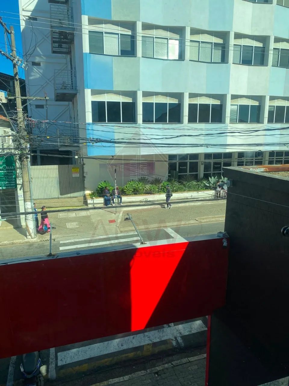 SALA COMERCIAL NO CENTRO COM 45M² DE ÁREA ÚTIL COM AR CONDICIONADO, COPINHA E BANHEIRO - Foto 2