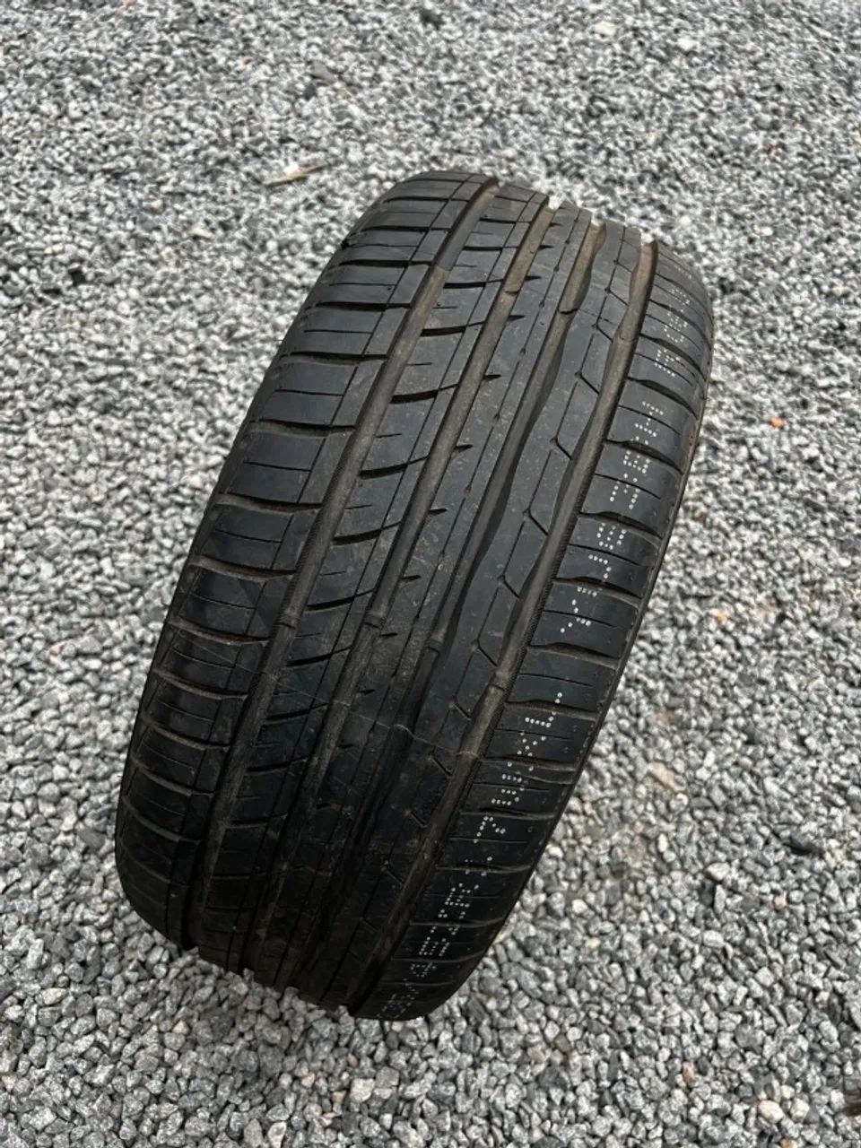 Pneu 235/45R17 Jinyu - Tenho apenas 1 Pneu 