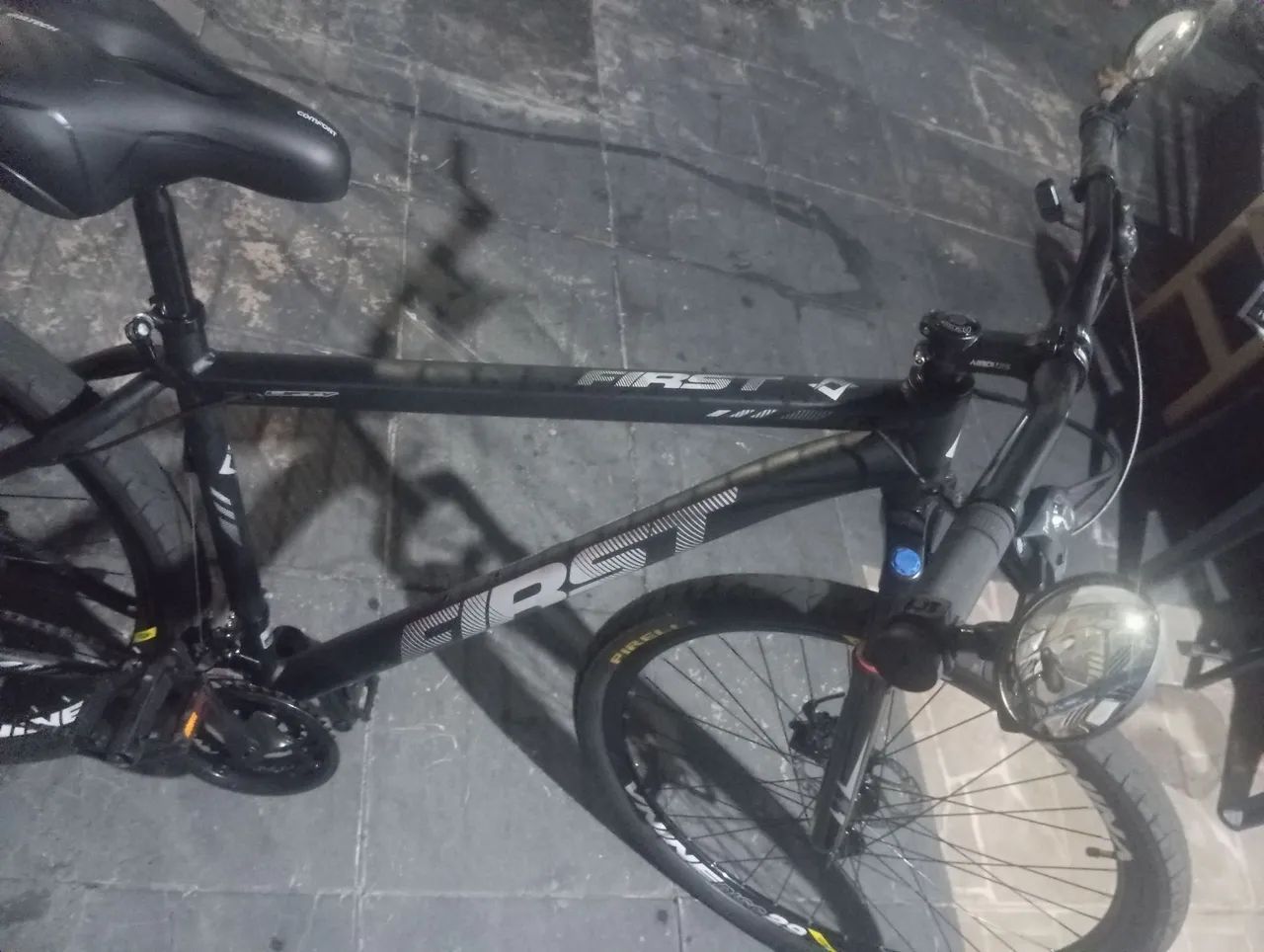 Bicicleta aro 29 praticamente nova   com nota fiscal e garantia de 1 ano.aceita oferta. - Foto 4
