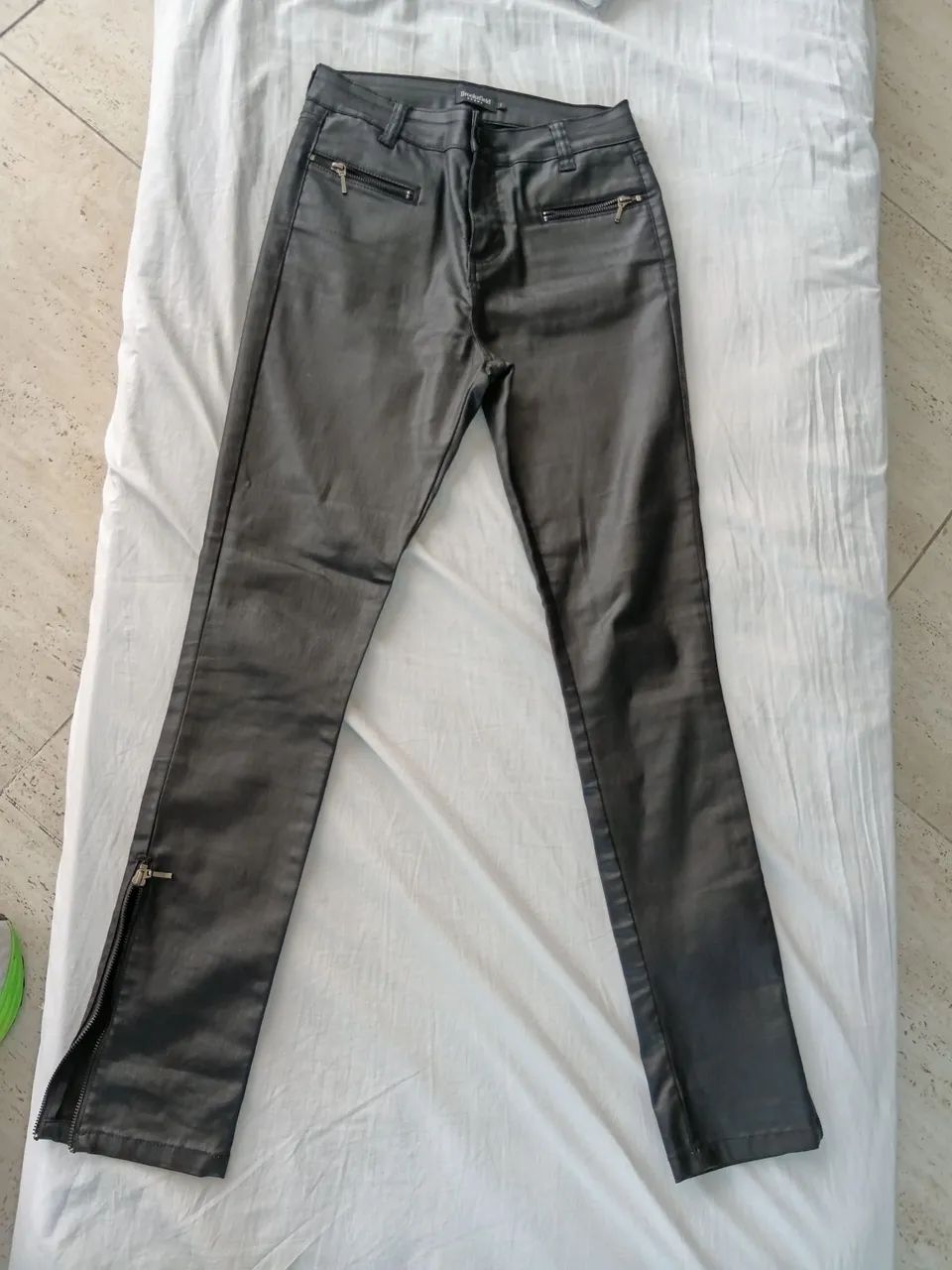Calça da brooksfield preta,acetinada.