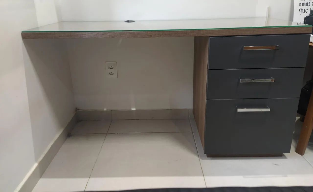 Mesa Home Office com tampo de madeira e vidro - Foto 4
