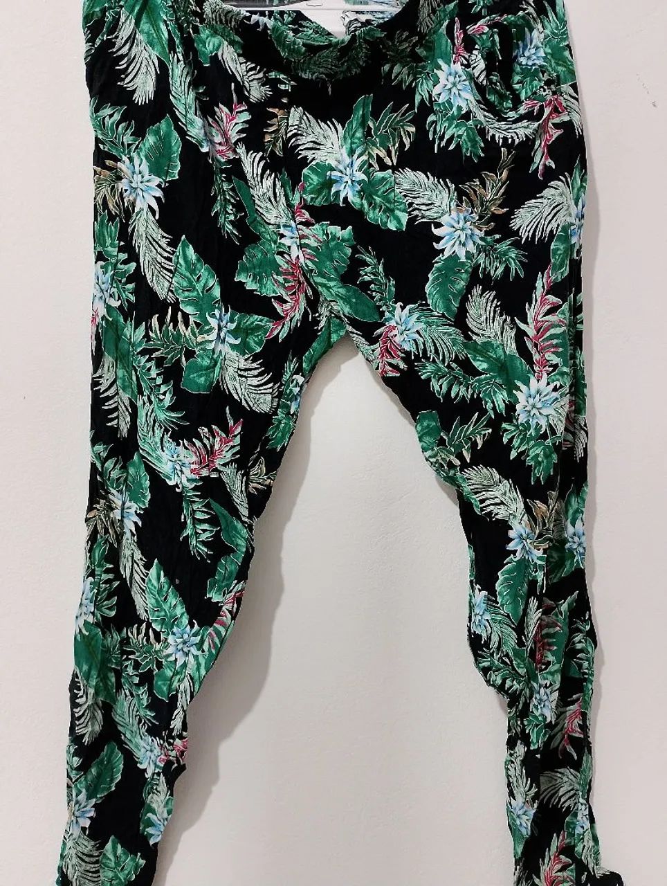 Pantalón estampado tropical (hojas verdes)<br>