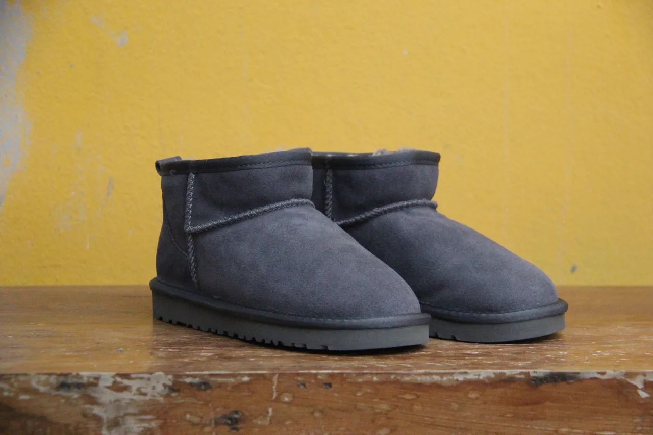 Bota Cinza em Camurça UGG