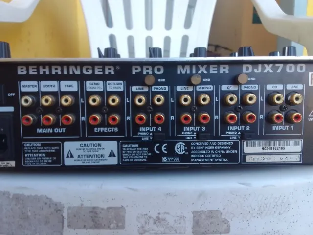 mixer behringer 700