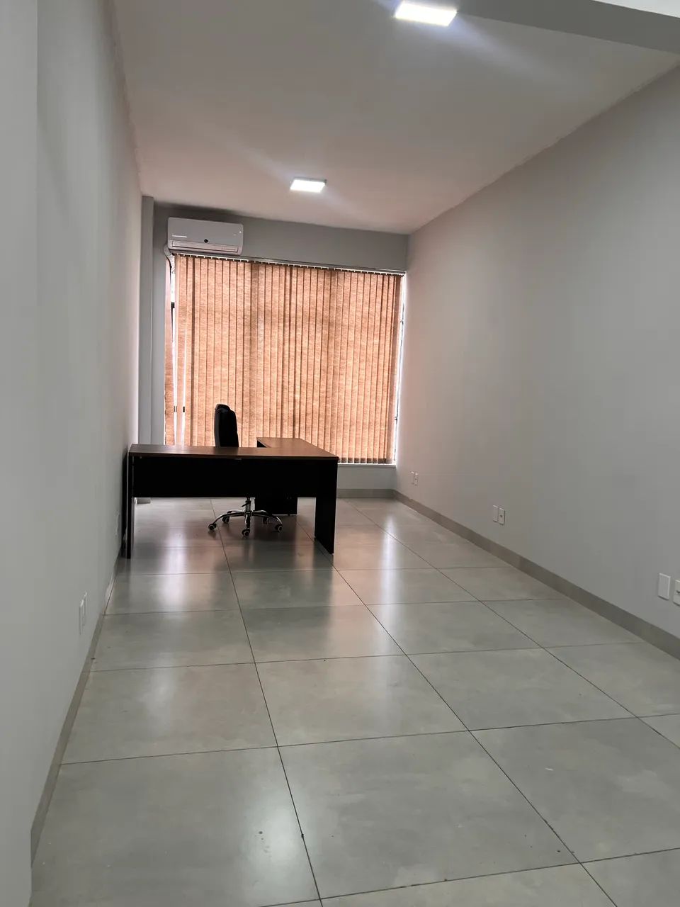 Sala Comercial com mesa de escritório no centro de Goiânia  - Foto 3