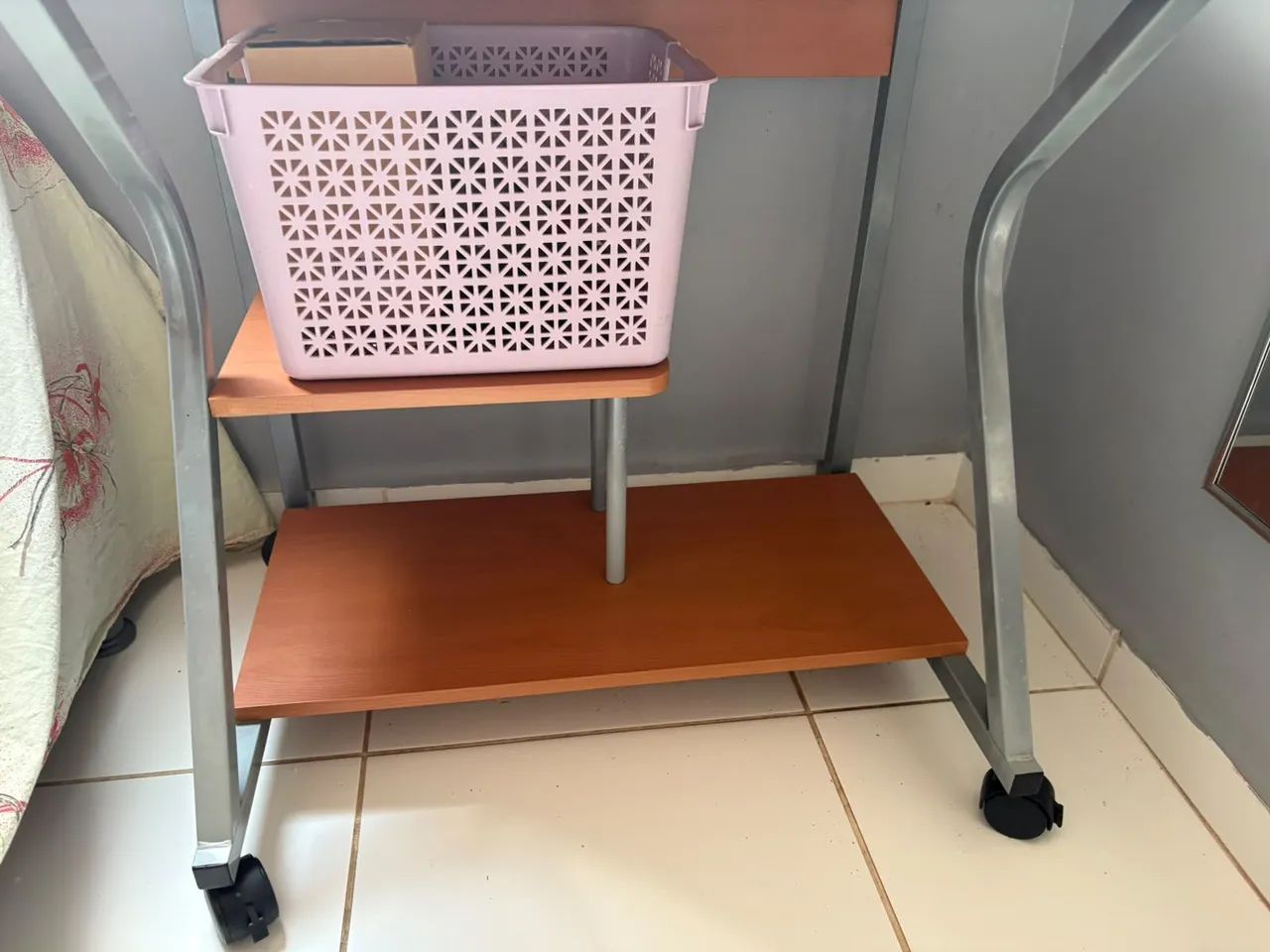Mesa 80x50, madeira mdf laranja, base de metal - Foto 2