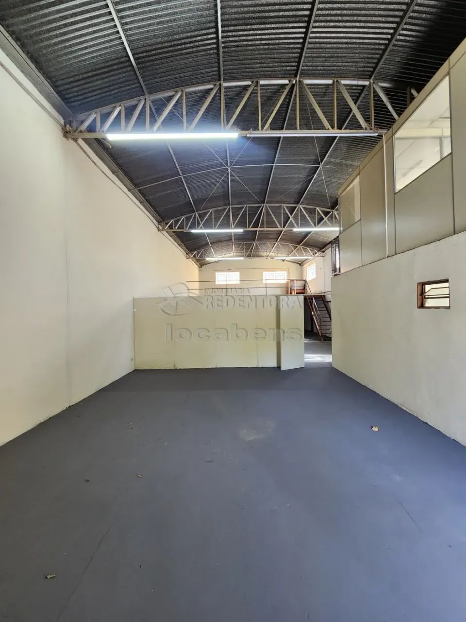 São Francisco, salão comercial com 01 escritório.