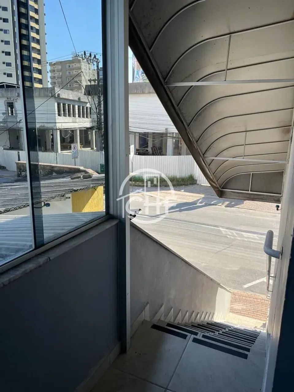 SALA COMERCIAL NO CENTRO COM AR E INTERNET - Foto 4