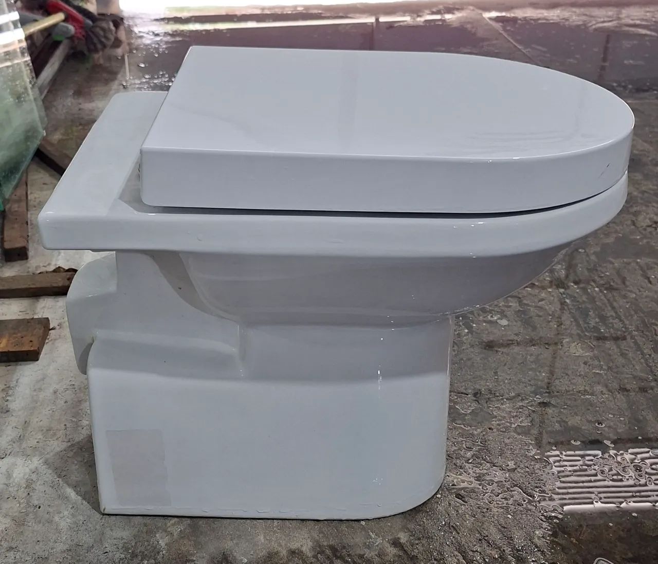 Bacia de banheiro branco deca