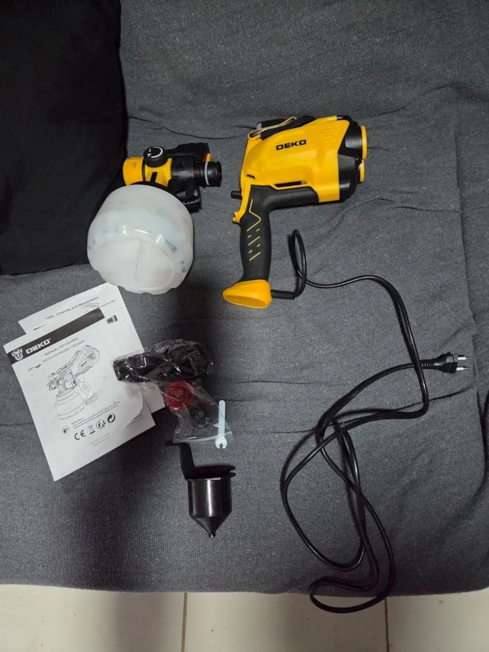 Pistola de tinta leia o anúncio 