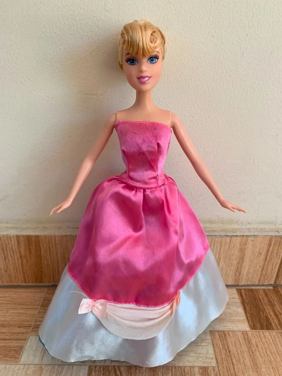 Boneca Barbie Cinderela com vestido que transforma - Foto 2