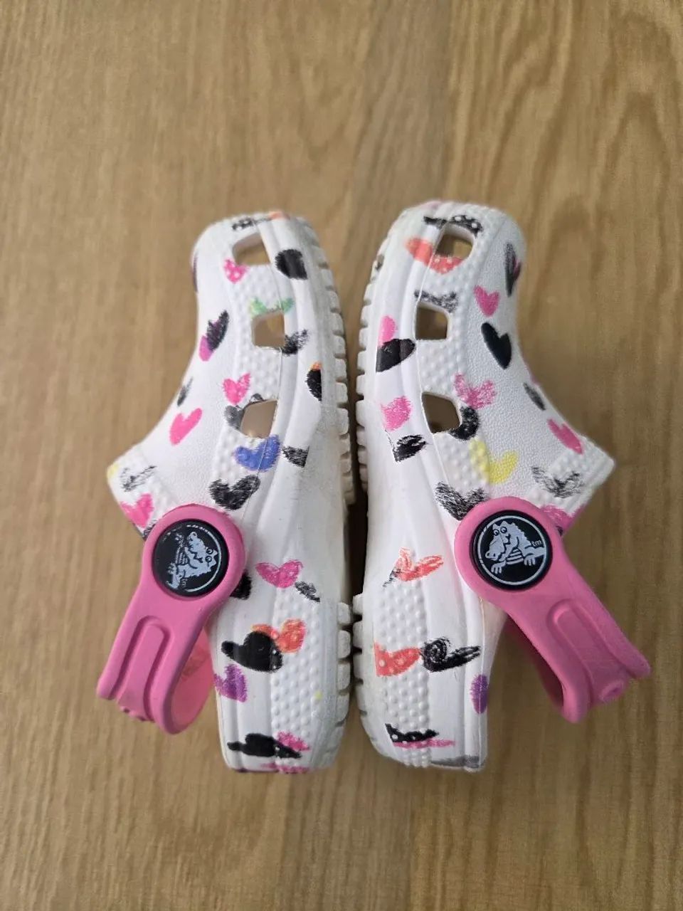 crocs infantil branco e rosa corações 22 - Foto 3