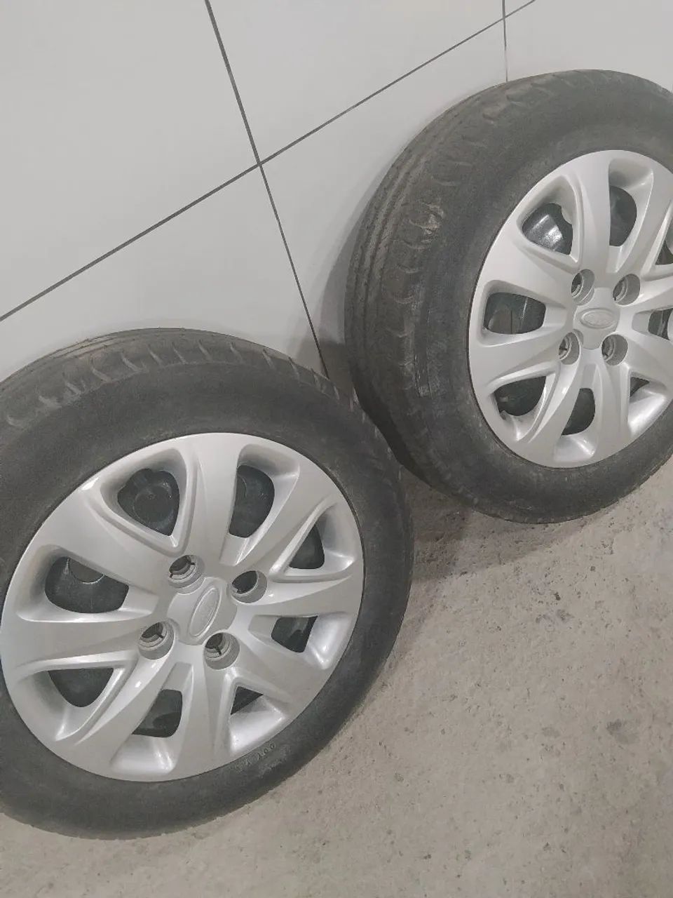 Rodas Ford original com calotas  - Foto 2