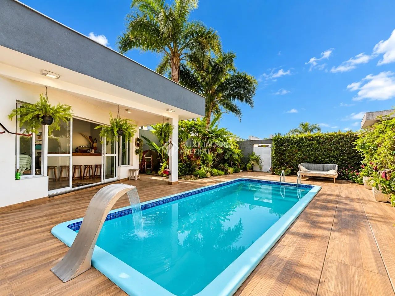 Casa excepcional em Cacupé com piscina, amplo terraço e vista para o mar