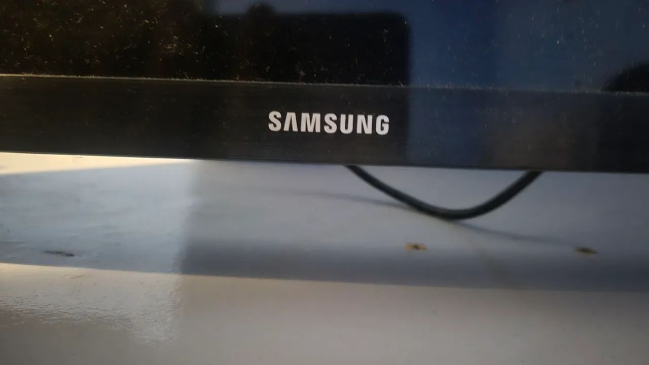 Smart TV Samsung UN32J4300AG usada - Foto 2