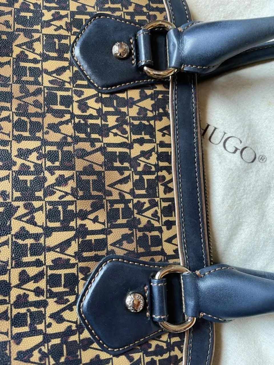 Bolsa Victor Hugo original, com monograma da marca em tons de marrom e preto - Foto 5
