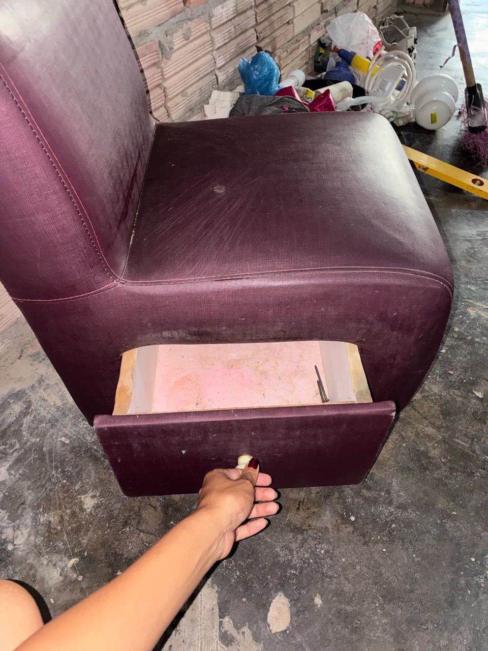 Cadeira de manicure acolchoada com rodinha e gaveta  - Foto 4