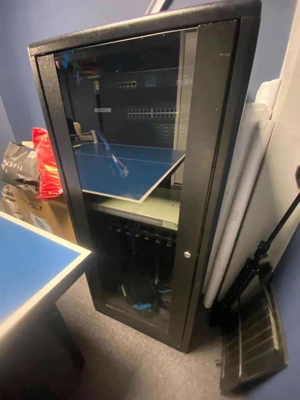 RACK DE REDE COM EQUIPAMENTOS