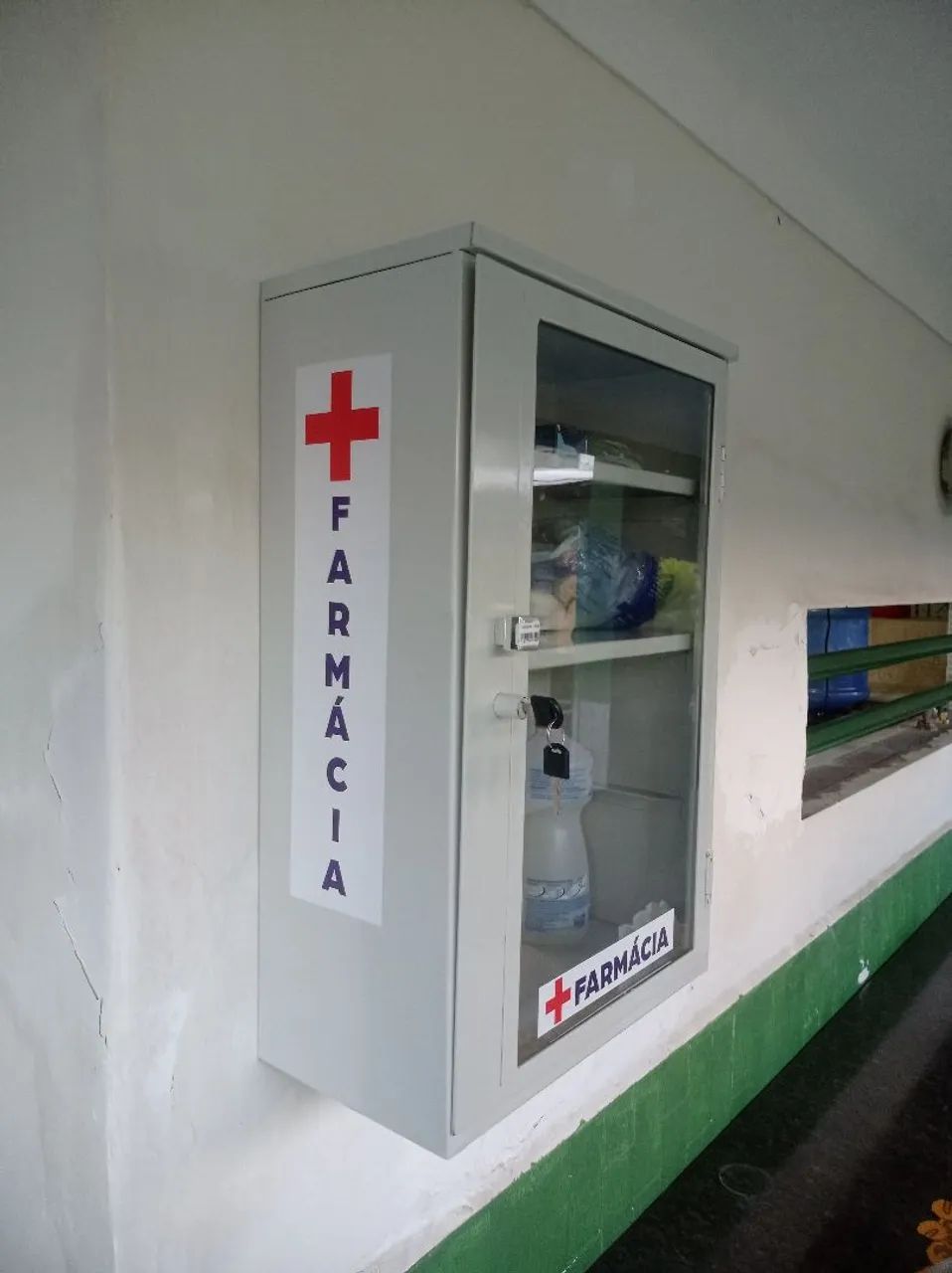 Armário de parede c vidros. - Foto 3