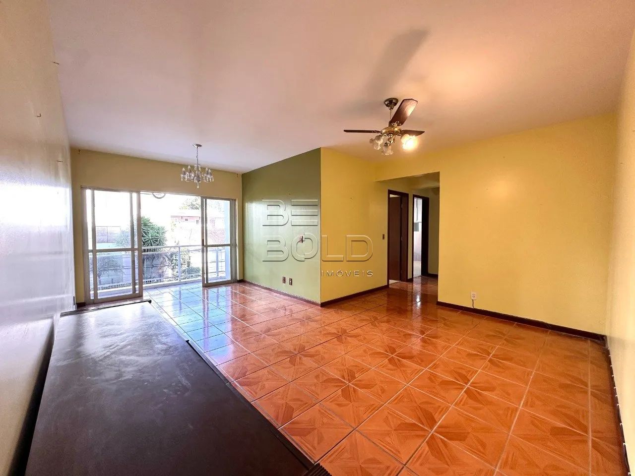 Apartamento amplo com 3 dormitórios em Coqueiros