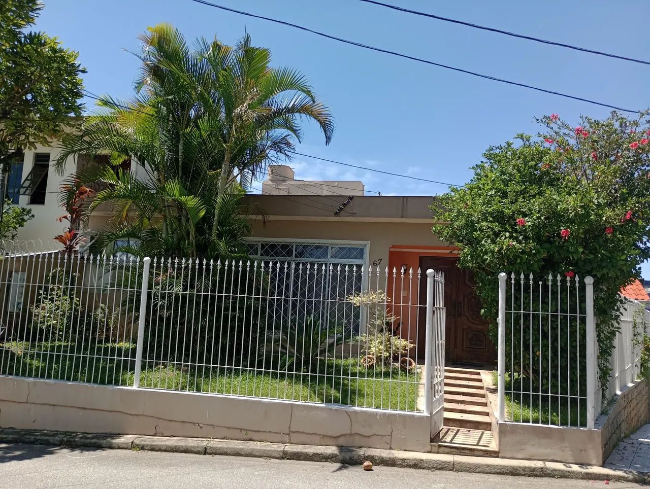Casa de esquina em Capoeiras. 