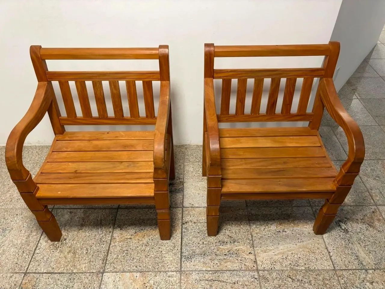 Poltronas madeira maciça 