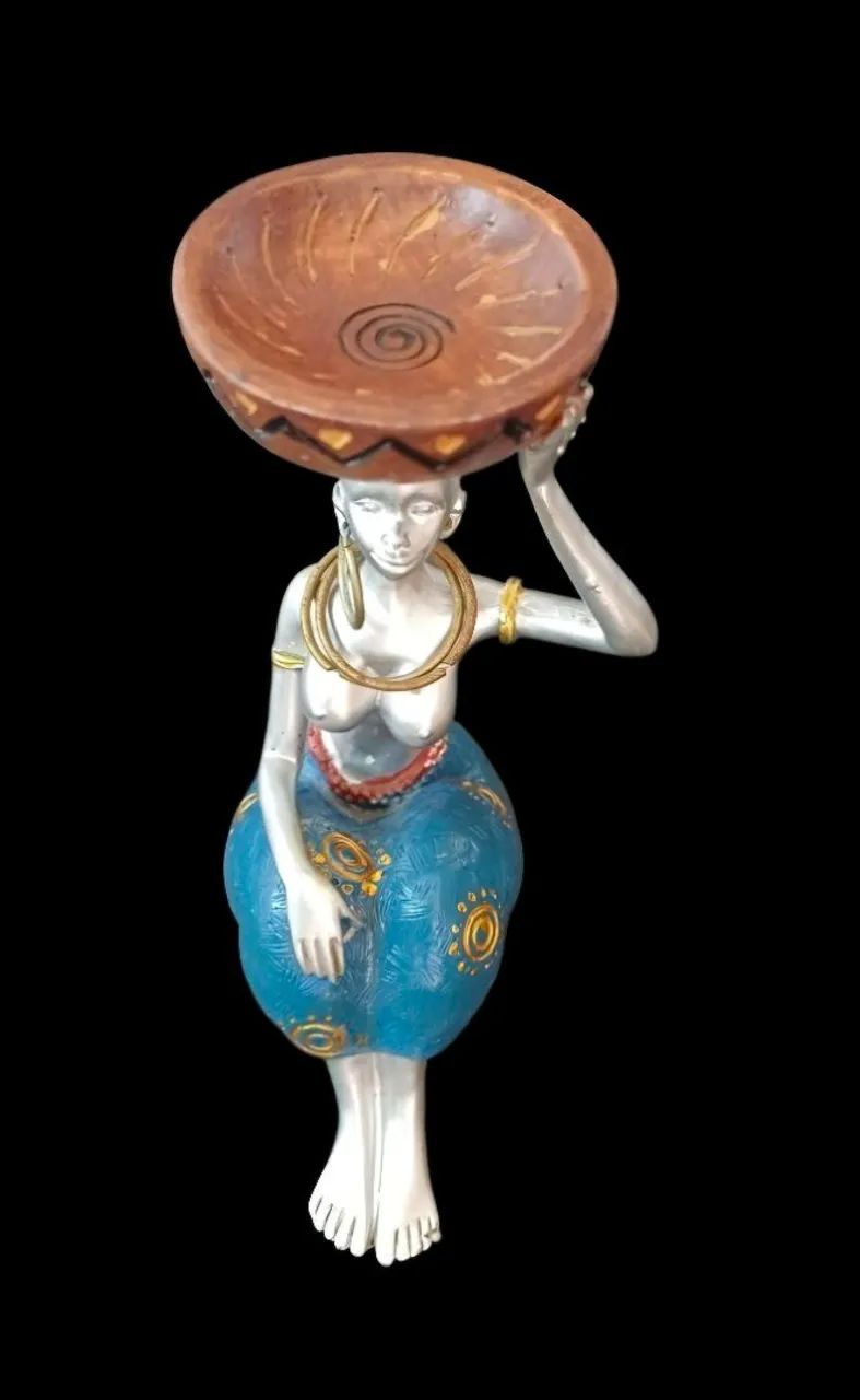 Belíssima estatueta decorativa em resina de mulher africana, peça única.  - Foto 5