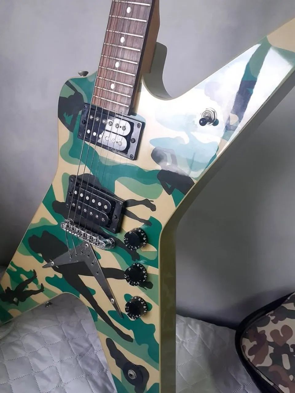 * Guitarra Washburn DIME332EC Dimebag Darrell Signature Model com Bag - Estuda Troca 