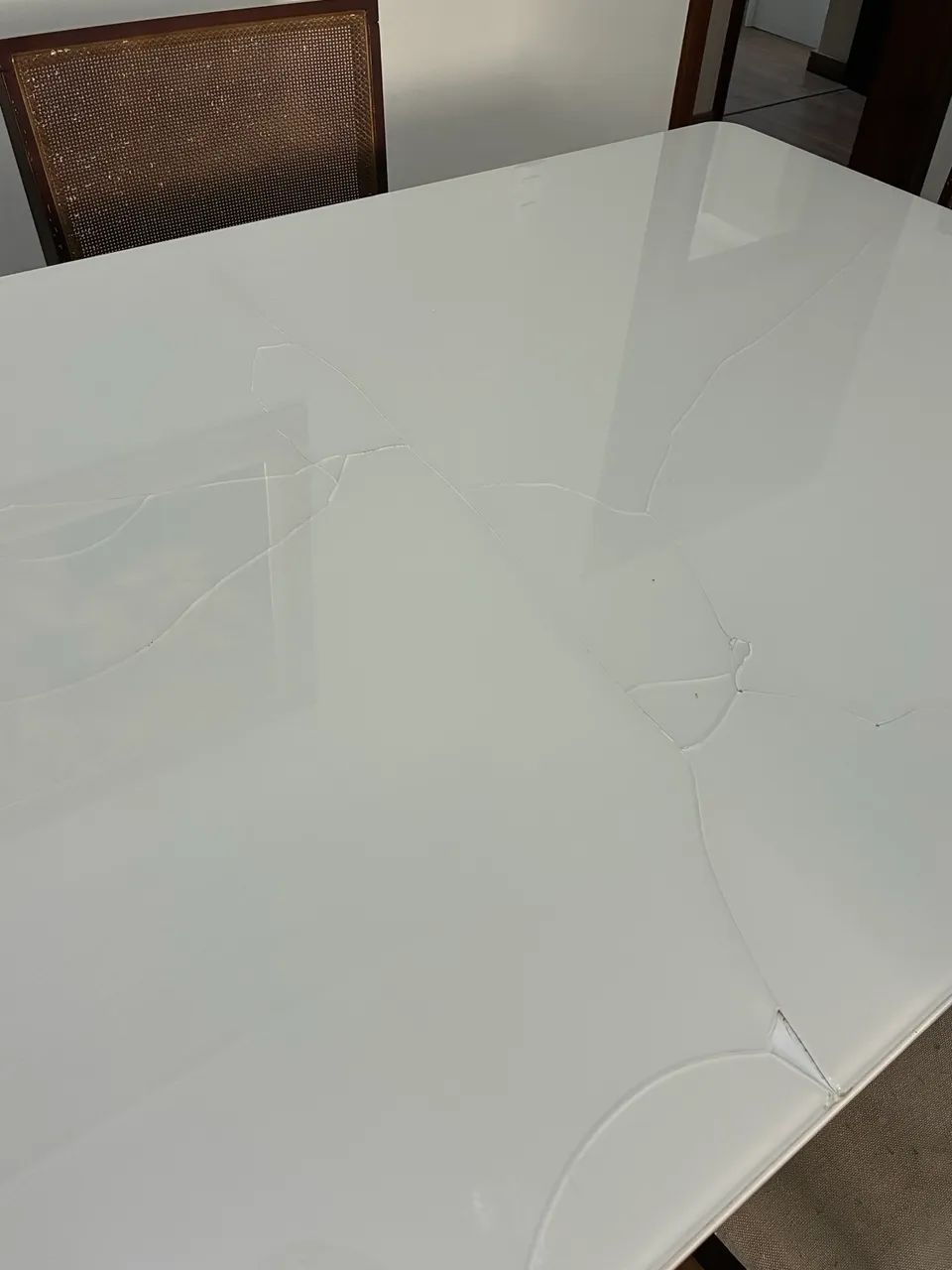 Mesa com tampo laqueado quebrado com 4 cadeiras  - Foto 5