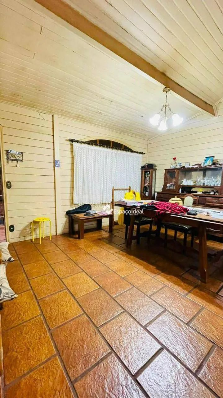 Casa de Madeira Nobre no Centro | 4 Dormitórios e 2 Suítes - Foto 2