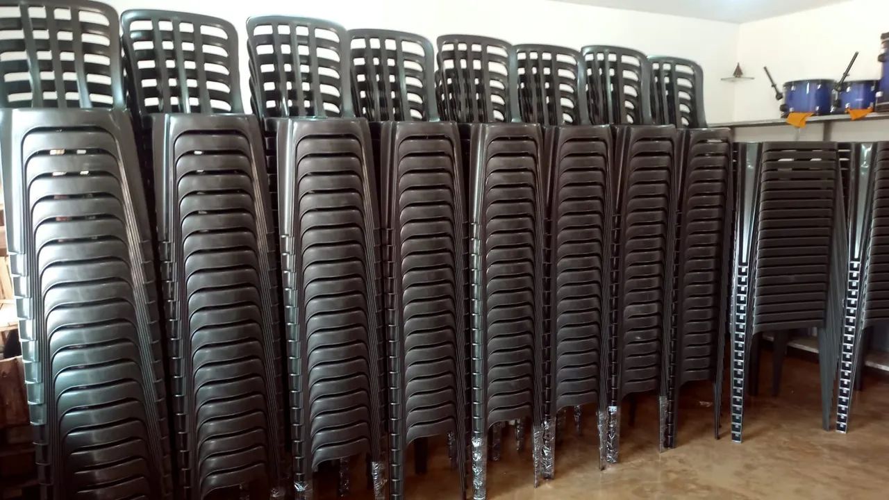 Jogo de mesa e cadeiras plástica cor preta  - Foto 4