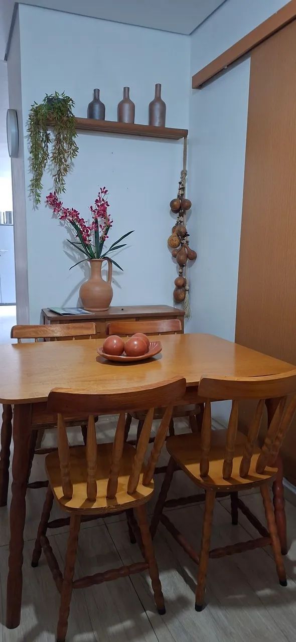 mesa de madeira com quatro cadeiras