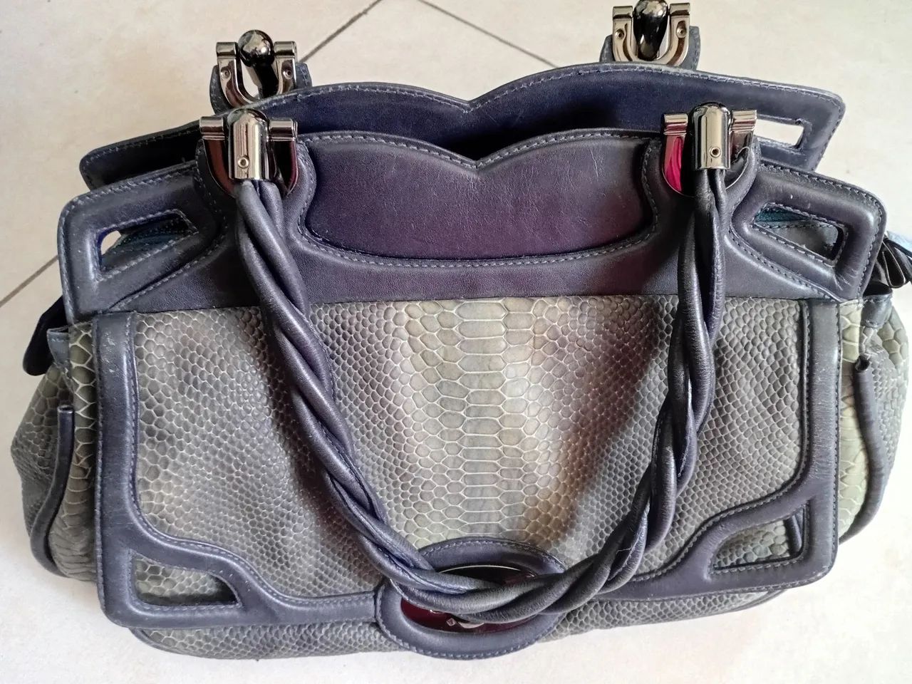 Bolsa couro  muito bem conservada  - Foto 2