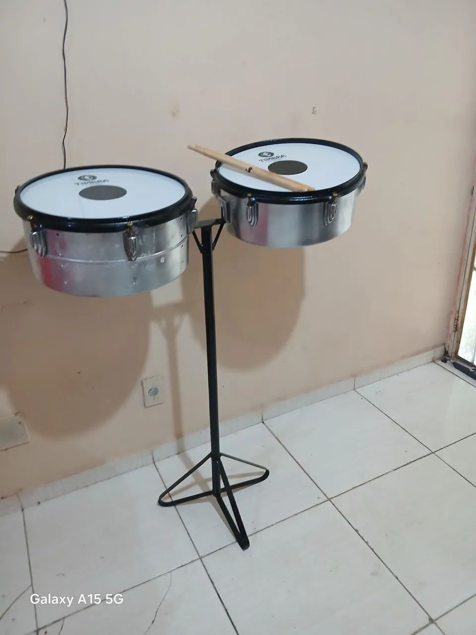 Timball completo com tripé e baquetas 