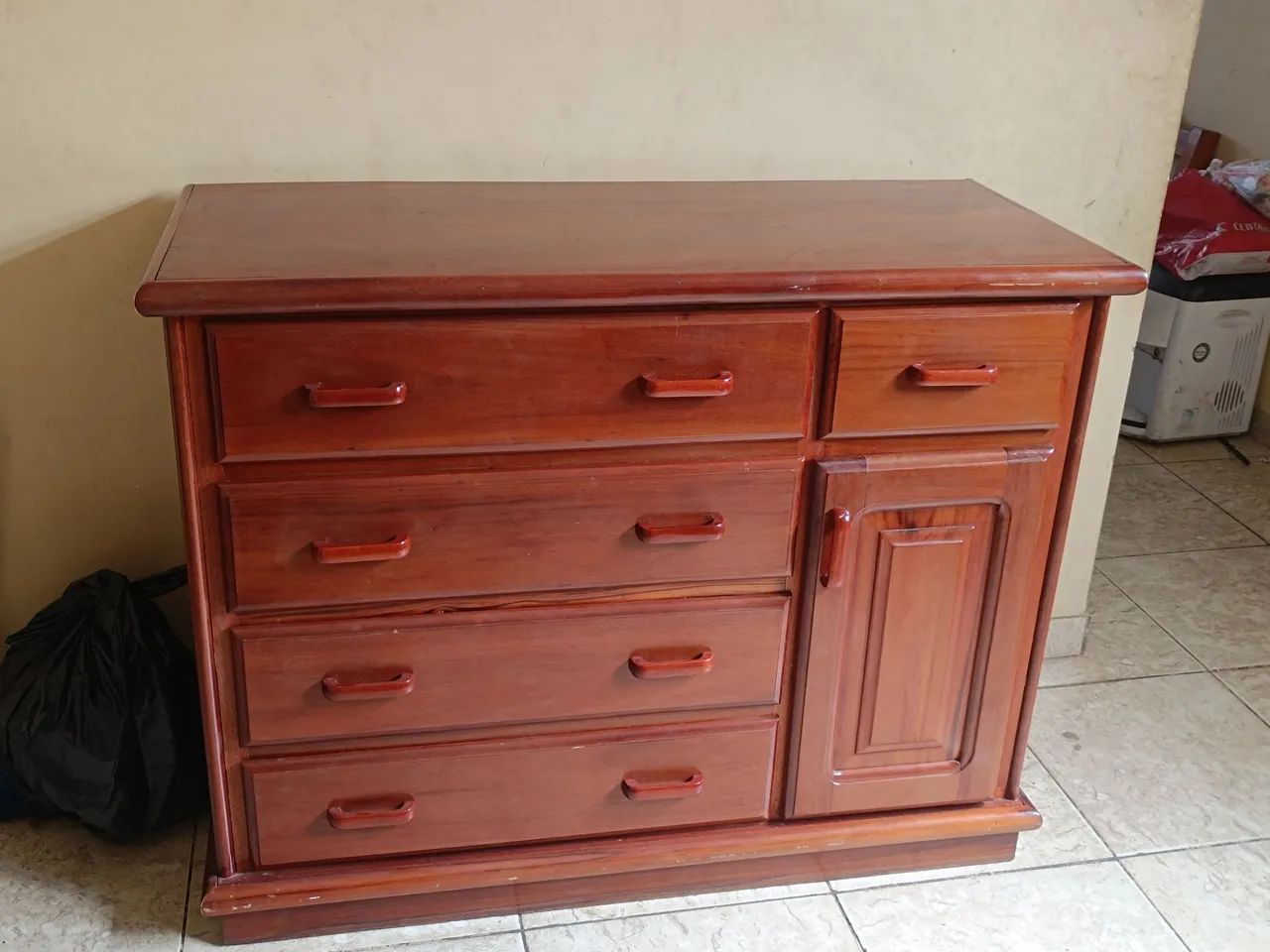 Vendo cômoda de madeira R$550