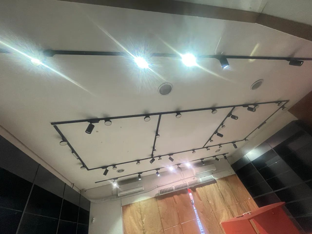 Sistema Completo de Trilhos Eletrificados com Spots LED para Loja - Foto 2