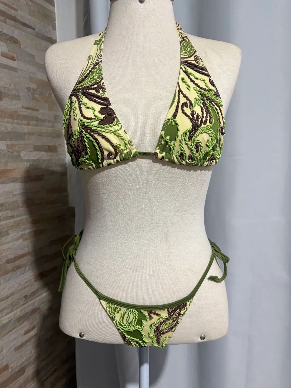 Conjunto biquíni bordado e saída de praia estampada - Foto 3