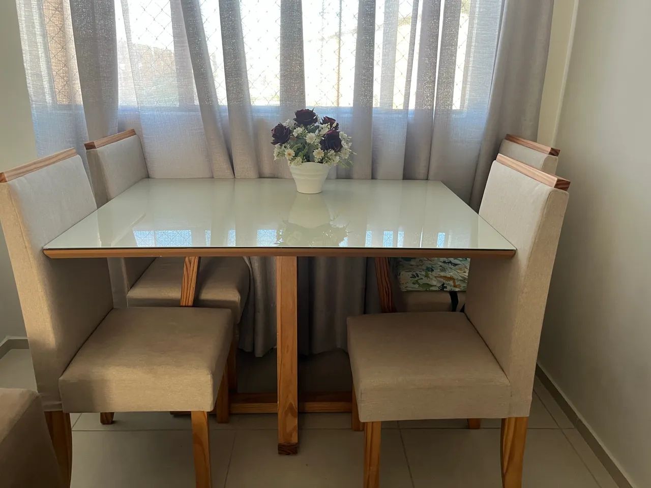 Mesa com tampo de vidro 4 cadeiras  - Foto 5